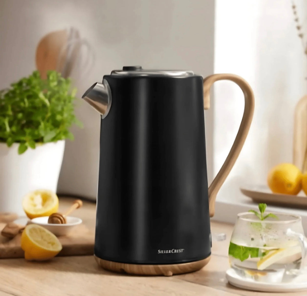Sandwich maker+ SILVERCREST STH 900 B2 Stylish toaster with black wood elements 980W+ Silvercrest Electric kettle+ SILVERCREST®
Steam travel iron with folding handle.