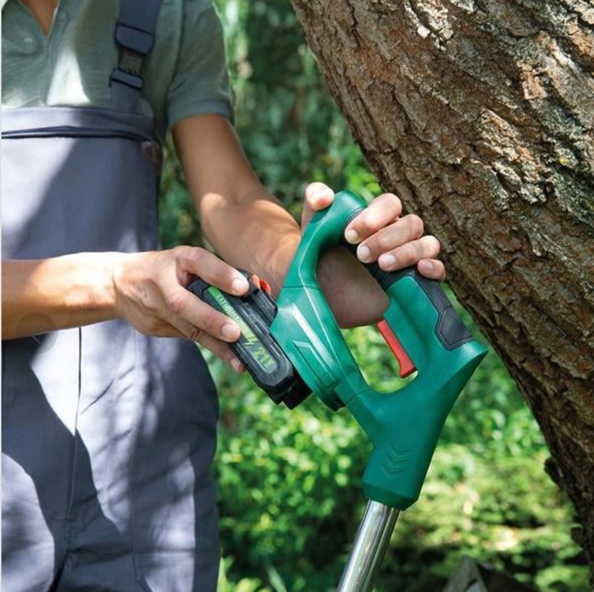 Hammersmith MultiWizard - The Original from the TV - Battery Garden Tool - Lawn Trimmer, Lawn Mower, Edge Cutter, Hedge Cutter & Weed Remover - Multifunctional Garden Tool - MO Edition